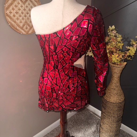 Elegant Red One-Shoulder Dress, Cut glass mirrored patten. - Picture 3 of 8